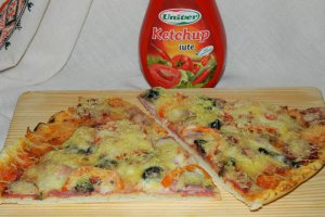 Pizza cu de toate (motaneasca)