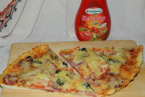 Pizza cu de toate (motaneasca)