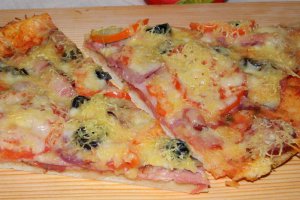 Pizza cu de toate (motaneasca)