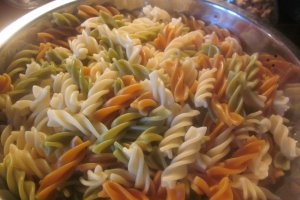 Salată de paste colorate