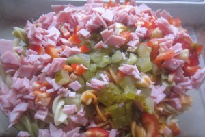 Salată de paste colorate