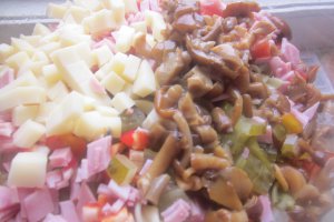 Salată de paste colorate