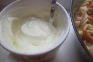 Salată de paste colorate