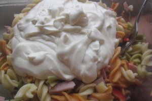Salată de paste colorate