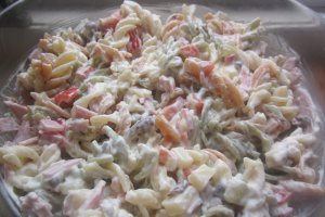 Salată de paste colorate