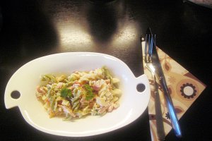 Salată de paste colorate