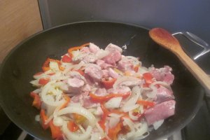 Bucățele  de porc cu ardei kapia și sos de smântână