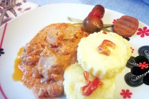 Bucățele  de porc cu ardei kapia și sos de smântână
