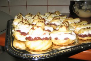 Choux a la creme cu vanilie si ciocolata