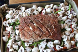 Cotlet de porc la tava pe pat de legume