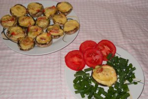 Ciuperci umplute cu carnati