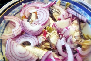 Salată de paste colorate cu hering în ulei