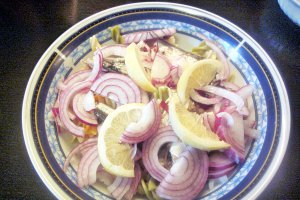 Salată de paste colorate cu hering în ulei