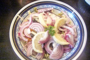 Salată de paste colorate cu hering în ulei