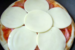 Pizza cu somon afumat la tigaie