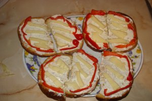 Sandvisuri cu ceva fin de la Delaco, cu verdeata si mozzarella