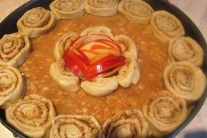 Prajitura "Trandafir", cu mere, nuca si crema de vanilie