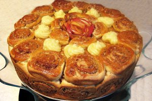 Prajitura "Trandafir", cu mere, nuca si crema de vanilie
