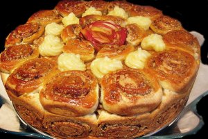 Prajitura "Trandafir", cu mere, nuca si crema de vanilie