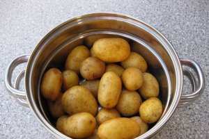 File de cod prajit cu salata de cartofi