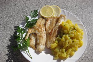 File de cod prajit cu salata de cartofi