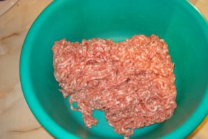 RULADA   DIN  CARNE TOCATA    DE   PORC  CU OUA FIERTE