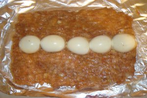 RULADA   DIN  CARNE TOCATA    DE   PORC  CU OUA FIERTE