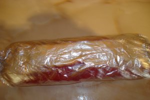 RULADA   DIN  CARNE TOCATA    DE   PORC  CU OUA FIERTE