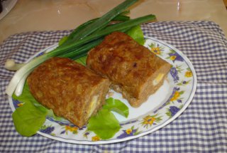 RULADA   DIN  CARNE TOCATA    DE   PORC  CU OUA FIERTE