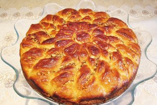 Cozonac floare, cu nuca si finetti