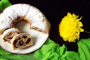 Melcişori cu scorţişoară şi coroniţă cu vişine