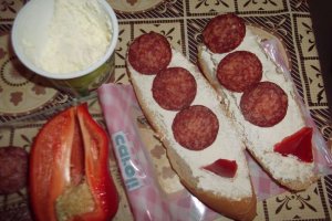Sandwich barcuta cu salam si ceva fin pufos