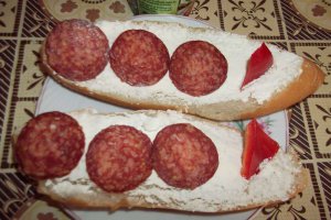 Sandwich barcuta cu salam si ceva fin pufos
