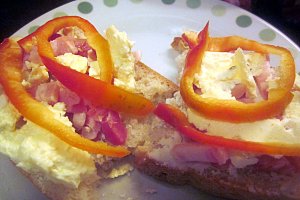 Sandviș cu brânzică Ceva fin, bacon și ciuperci