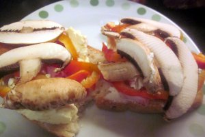 Sandviș cu brânzică Ceva fin, bacon și ciuperci