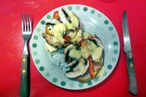 Sandviș cu brânzică Ceva fin, bacon și ciuperci