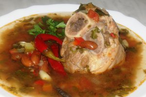 Ciorba de fasole cu ciolan de porc