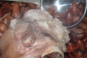 Ciorba de fasole cu ciolan de porc
