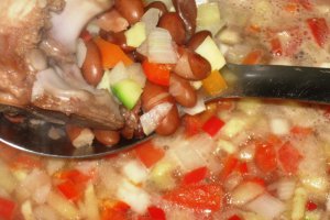 Ciorba de fasole cu ciolan de porc