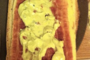 Sandwich la tigaie cu cascaval, bacon crocant si guacamole