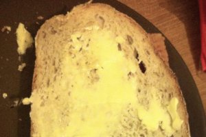 Sandwich la tigaie cu cascaval, bacon crocant si guacamole