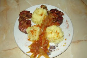 Ficatei de pui grill cu piure de cartofi si sos dulce