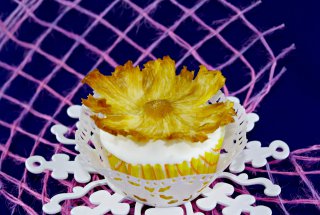 Cupcakes cu mascarpone si flori din ananas