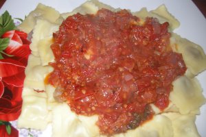 Ravioli al funghi cu sos de rosii