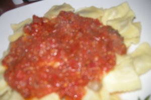 Ravioli al funghi cu sos de rosii