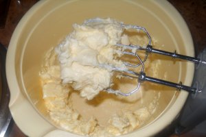 Prajitura cu nuca si crema de caise