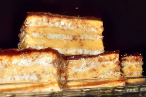 Prajitura cu nuca si crema de caise