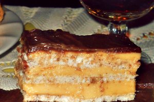Prajitura cu nuca si crema de caise