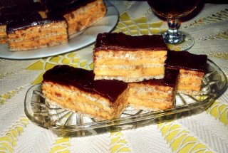 Prajitura cu nuca si crema de caise