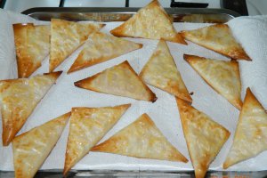 Trigoane aperitiv cu sunca si cascaval